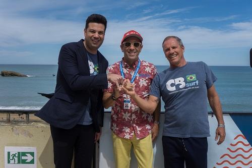 Leonardo Picciani, ministro dos Esportes, e Adalvo Argolo, presidente da CBSurf, se reúnem com Fernando Aguerre, presidente da ISA em Biarritz / Foto: Sean Evans /ISA